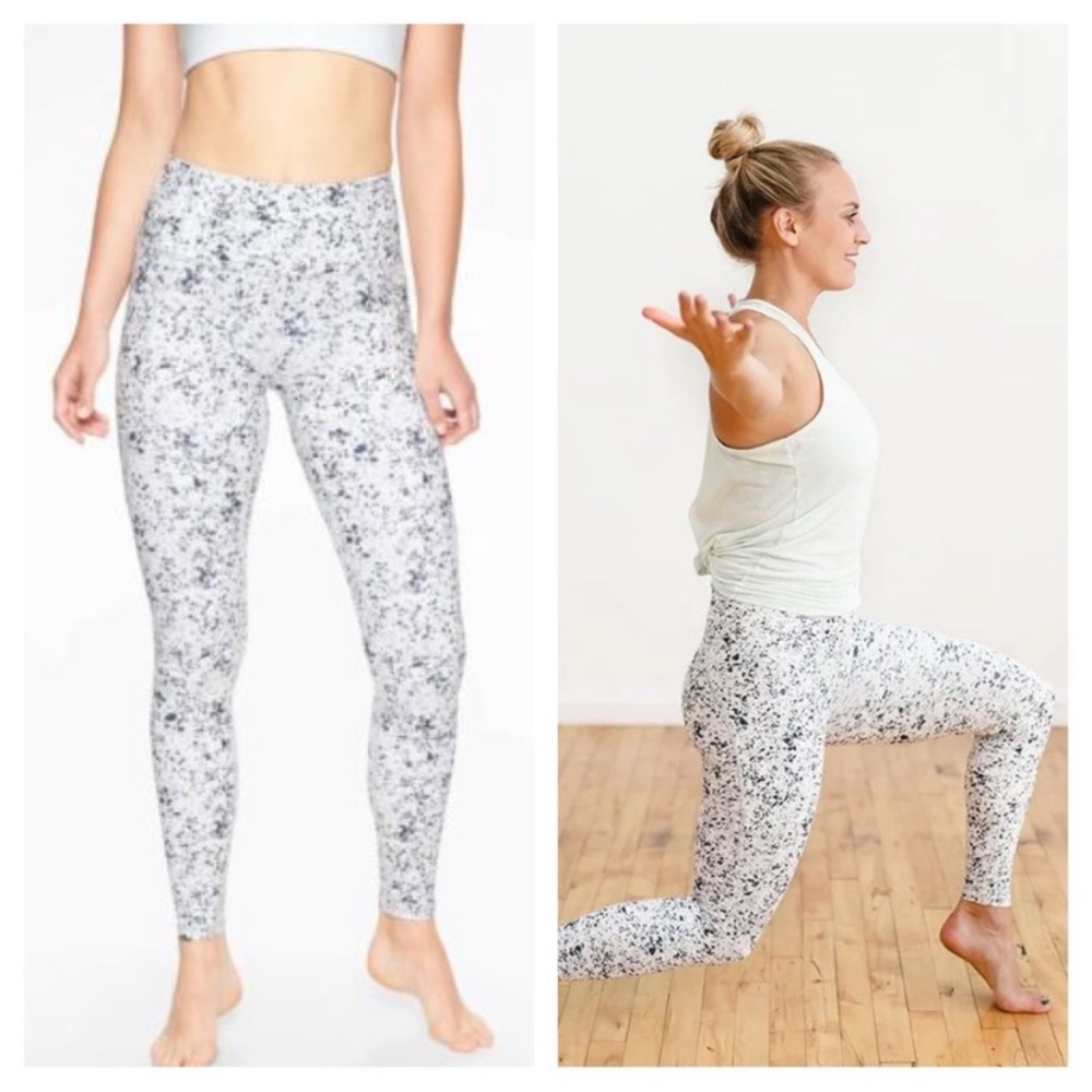 Athleta Sandstone Stash Pocket Salutation leggings